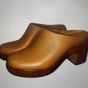 Vince Tan Leather Mules in Excellent Condition